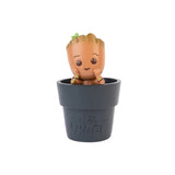 Magic Tour Club Groot 3D pennenhouder in een donkergrijze bloempot met I Am Groot reliëf voor op je bureau