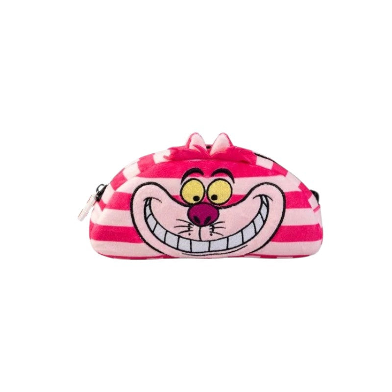 Magic Tour Club Cheshire Cat etui van zacht pluche met iconische roze en paarse strepen en een brede grijns.