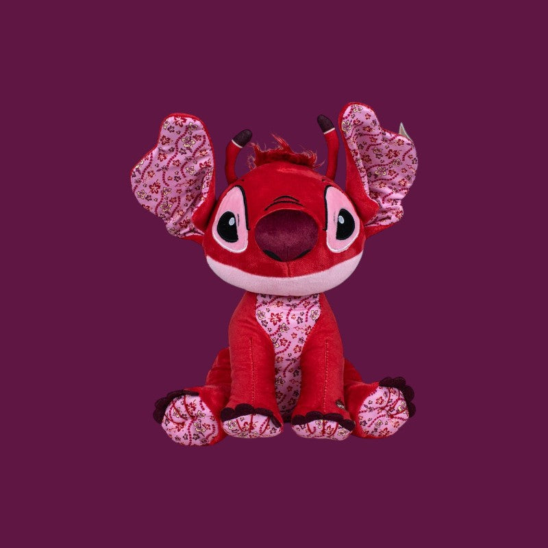 Magic Tour Club Disney Leroy pluche knuffel van 30 cm in rood met gedetailleerde bloemenpatronen op oren en voetzolen.