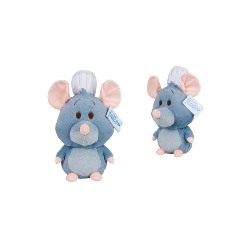 Magic Tour Club Rémy knuffel van 35 cm uit Ratatouille met witte koksmuts en zachte blauwe pluche vacht.