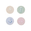 Magic Tour Club set van 4 ronde Alice in Wonderland onderzetters in pastelkleuren met bloemmotief en citaten