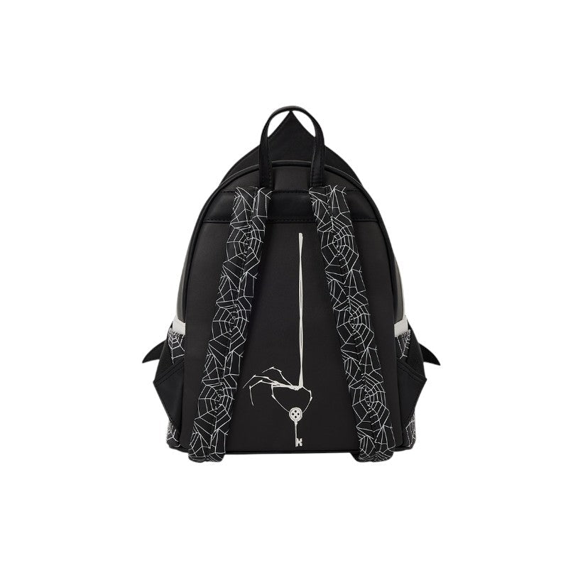 Achterzijde van de Magic Tour Club Coraline Loungefly mini rugzak met spinnenwebprint en Other Mother sleutelmotief