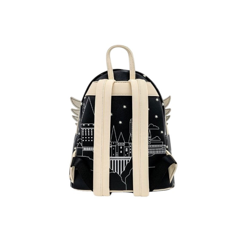 Achterkant van de Magic Tour Club Loungefly Harry Potter Hedwig rugzak met kasteelprint en crèmekleurige banden.