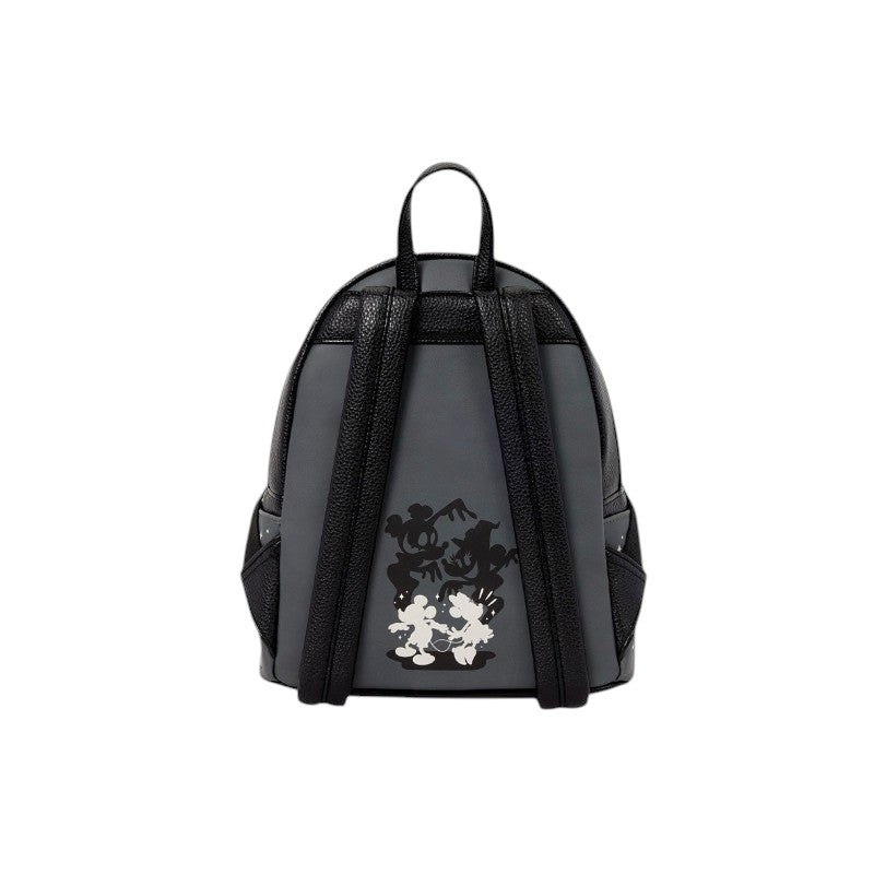 Achterkant van de Magic Tour Club Loungefly Disney Mickey & Minnie mini rugzak in grijs en zwart kunstleer.