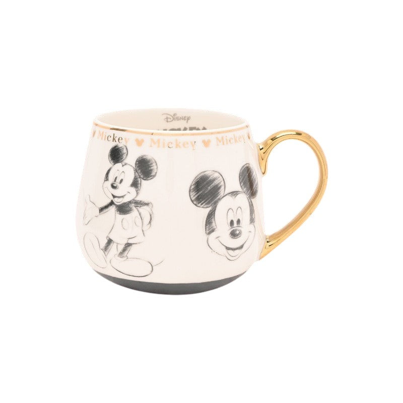 Magic Tour Club Disney Mickey Mouse mok met zwart-witte schetsen en een glanzend gouden oor op een crèmekleurige basis