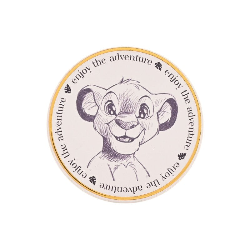 Magic Tour Club ronde onderzetter met een schets van Simba uit The Lion King en de tekst enjoy the adventure