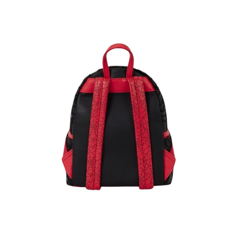 Achterkant van de Magic Tour Club Spider-Man Loungefly mini rugzak met zwart en rood spinnenwebpatroon