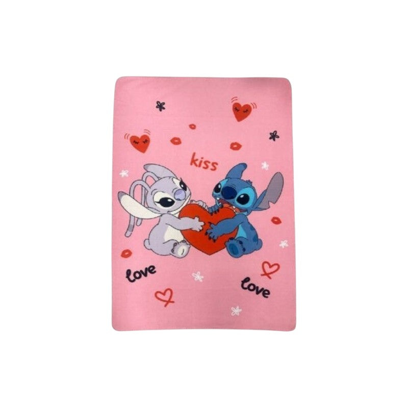 Magic Tour Club roze Disney deken met Stitch en Angel die een rood hart vasthouden, 100x140cm