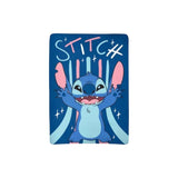 Magic Tour Club Disney Stitch deken in blauw met vrolijke Stitch illustratie en roze accenten, 100x140cm