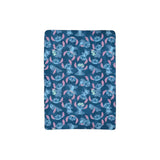 Magic Tour Club Disney Stitch deken met een all-over patroon van Stitch in verschillende poses op een blauwe achtergrond
