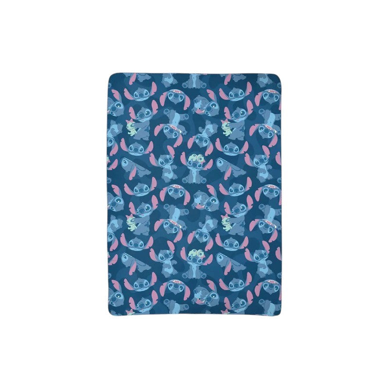 Magic Tour Club Disney Stitch deken met een all-over patroon van Stitch in verschillende poses op een blauwe achtergrond