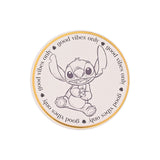 Magic Tour Club ronde onderzetter met een Stitch illustratie en de tekst good vibes only in goudkleurige opdruk