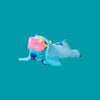 Magic Tour Club Disney Stitch knuffel in blauw pluche met roze slaapmasker en gele sterren, liggende houding.