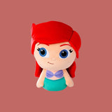 Magic Tour Club Disney Doorables Ariel knuffel met rood haar en turquoise staart, 25 cm zachte pluche zeemeermin
