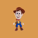 Magic Tour Club Woody knuffel van 25cm met cowboyhoed, geel geruit overhemd en blauwe broek uit Toy Story
