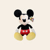 Magic Tour Club Mickey Mouse knuffel van 120 cm groot in zacht pluche met iconische rode broek en gele schoenen.