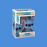 Magic Tour Club Funko POP! figuur van een zittende, glimlachende Stitch uit Lilo & Stitch in de originele verpakking.