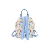 Achterkant van de Magic Tour Club Disney Loungefly mini rugzak met Stitch, Angel en Leroy print op een beige tas.
