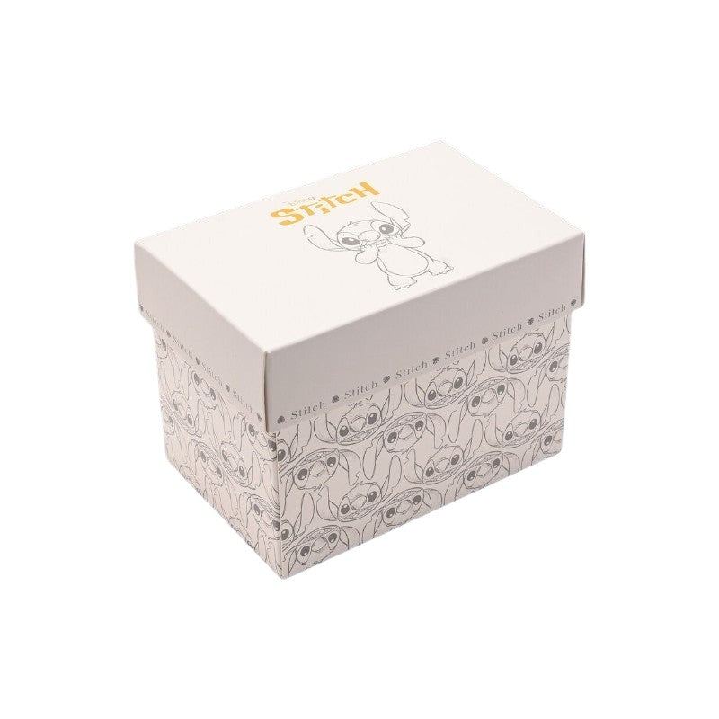 Magic Tour Club Disney Stitch mok in een witte geschenkdoos met Stitch-patroon en logo op de deksel