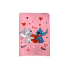 Magic Tour Club roze Disney deken met Stitch en Angel die een rood hart vasthouden, 100x140cm