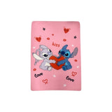 Magic Tour Club roze Disney deken met Stitch en Angel die een rood hart vasthouden, 100x140cm