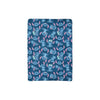 Magic Tour Club Disney Stitch deken met een all-over patroon van Stitch in verschillende poses op een blauwe achtergrond