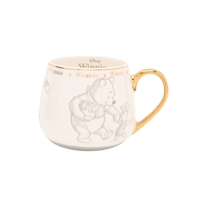 Magic Tour Club Disney Winnie de Poeh mok met gouden oor en illustraties van Winnie en Knorretje