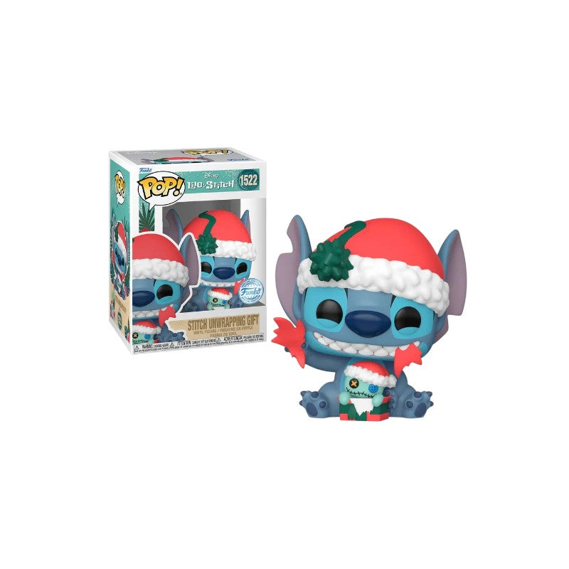 Magic Tour Club Disney Funko Pop Stitch 1522 met kerstmuts die een cadeautje uitpakt in een vensterdoos